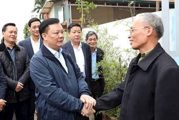 Đồng chí Đinh Tiến Dũng trò chuyện với người dân trong diện giải phóng mặt bằng dự án đường Vành đai 4 tại xã Hồng Hà (huyện Đan Phượng, Hà Nội).