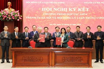 Thành ủy Hà Nội và Hội đồng Lý luận Trung ương ký kết Chương trình hợp tác nhiệm kỳ Đại hội XIII.