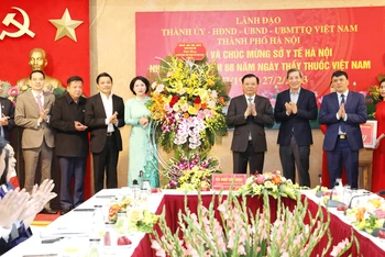 Bí thư Thành ủy Hà Nội Đinh Tiến Dũng tặng hoa, chúc mừng Sở Y tế Hà Nội.