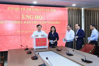 Lãnh đạo Thành ủy Hà Nội tham gia quyên góp ủng hộ Quỹ "Vì biển, đảo Việt Nam".