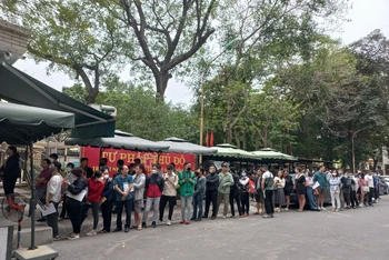 Người dân phải xếp hàng dài chờ đợi tại Sở Tư pháp Hà Nội để làm thủ tục cấp phiếu lý lịch tư pháp.