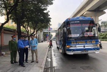 Lực lượng chức năng kiểm tra xe khách trên đường Quang Trung, quận Hà Đông, Hà Nội.