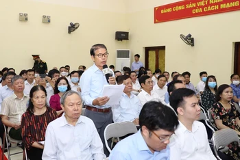 Cử tri quận Hoàng Mai nêu kiến nghị tại buổi tiếp xúc cử tri. Ảnh: Duy Linh.