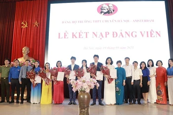 Đại biểu chúc mừng các đảng viên trẻ được kết nạp ngày 19/5.