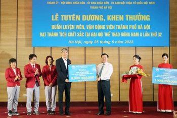 Bí thư Thành uỷ Hà Nội Đinh Tiến Dũng trao thưởng cho Đoàn thể thao Hà Nội tham dự SEA Games 32.