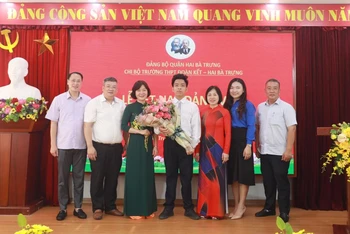 Các đại biểu chúc mừng đảng viên trẻ Nguyễn Tuấn Anh.
