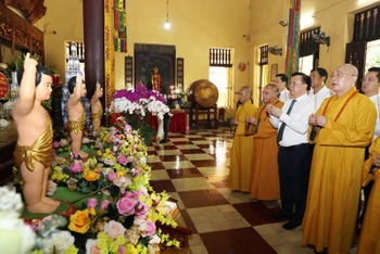 Bí thư Thành ủy Hà Nội dâng hương tại chùa Quán Sứ.