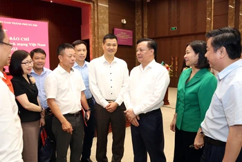 Lãnh đạo thành phố Hà Nội trò chuyện với đại diện các cơ quan báo chí.