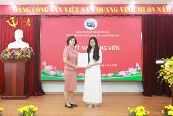 Lãnh đạo quận Hai Bà Trưng trao quyết định kết nạp Đảng cho học sinh Trần Minh Phương.