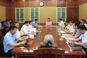 Bí thư Thành ủy Hà Nội Đinh Tiến Dũng trực tiếp trao đổi với người dân.