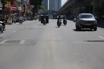 Giao thông trên đường Nguyễn Trãi đã thông thoáng hơn sau khi bỏ dải phân cách.