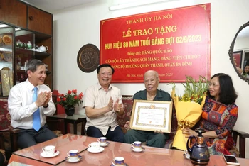 Đồng chí Đinh Tiến Dũng trao Huy hiệu 80 năm tuổi Đảng tặng Thiếu tướng Đặng Quốc Bảo.