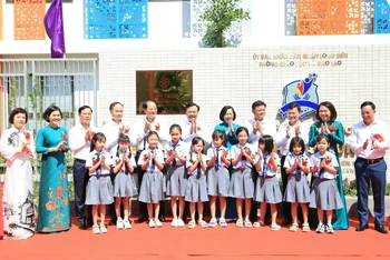 Lãnh đạo thành phố Hà Nội làm lễ mở biển trường Tiểu học đô thị Sài Đồng.