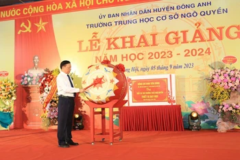 Bí thư Thành ủy Hà Nội Đinh Tiến Dũng đánh trống khai giảng năm học mới tại Trường trung học cơ sở Ngô Quyền, huyện Đông Anh.
