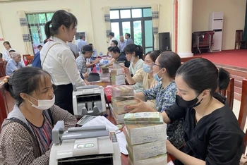 Người dân xã Văn Bình, huyện Thường Tín nhận tiền bồi thường, hỗ trợ của dự án đường Vành đai 4-Vùng Thủ đô.