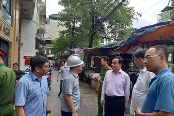 Phó Thủ tướng Trần Lưu Quang đến kiểm tra tại hiện trường vụ cháy.