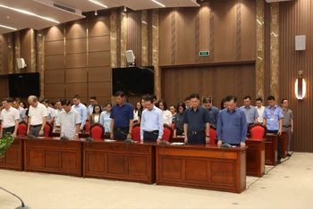 Các đại biểu dành phút mặc niệm tưởng nhớ các nạn nhân vụ cháy tại quận Thanh Xuân.