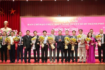 Lãnh đạo Thành ủy Hà Nội trao khen thưởng cho các chủ doanh nghiệp có tổ chức Đảng tiêu biểu.