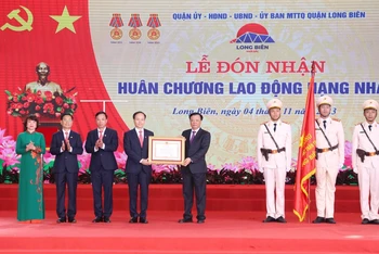 Bí thư Thành uỷ Hà Nội Đinh Tiến Dũng trao Huân chương Lao động hạng Nhất cho Đảng bộ, chính quyền và nhân dân quận Long Biên.