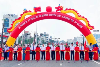 Các đại biểu thực hiện nghi lễ thông xe kỹ thuật đường Nguyễn Trãi (đoạn từ đường tỉnh lộ 427 đến đường ngang trạm điện 500kV) huyện Thường Tín.