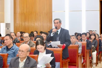 Cử tri quận Hoàng Mai phát biểu tại buổi tiếp xúc cử tri chiều 5/12.