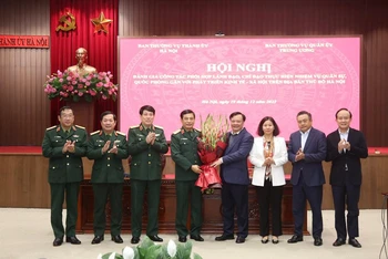 Lãnh đạo Thành ủy Hà Nội tặng hoa chúc mừng lãnh đạo Bộ Quốc phòng nhân kỷ niệm 79 năm thành lập Quân đội nhân dân Việt Nam.