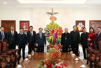 Bí thư Thành ủy Hà Nội Đinh Tiến Dũng tặng hoa chúc mừng Toà Tổng giám mục Hà Nội.