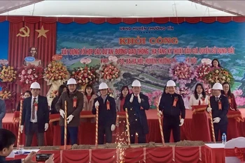 Các đại biểu thực hiện khởi công tổ hợp năm dự án tại xã Hà Hồi, huyện Thường Tín.