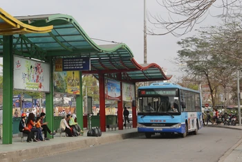 Tổng công ty vận tải Hà Nội sẽ tăng cường hàng chục chuyến xe buýt kết nối với các bến xe để phục vụ người dân trong dịp Tết Dương lịch.