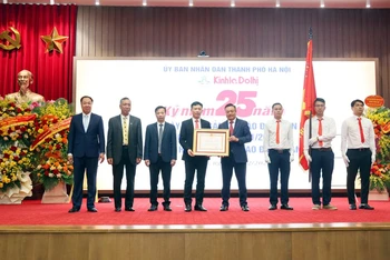 Thừa ủy quyền của Chủ tịch nước, Chủ tịch Ủy ban nhân dân thành phố Hà Nội trao Huân chương Lao động hạng Nhất cho báo Kinh tế & Đô thị.