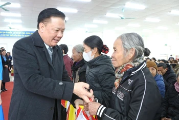Đồng chí Đinh Tiến Dũng tặng quà cho người dân tại tỉnh Ninh Bình.