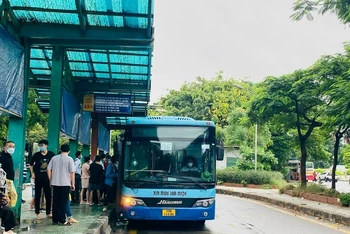 Xe buýt tại Hà Nội hoạt động liên tục trong dịp Tết Nguyên đán để phục vụ nhân dân.