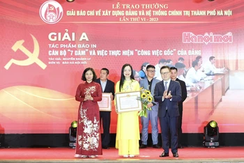 Đồng chí Lê Quốc Minh và đồng chí Nguyễn Thị Tuyến trao giải A cho tác giả Khánh Ly, báo Hà Nội Mới.