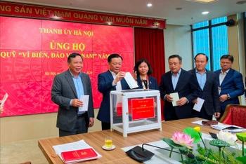 Các đồng chí lãnh đạo Thành ủy Hà Nội quyên góp ủng hộ Quỹ "Vì biển, đảo Việt Nam" năm 2024.