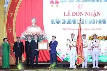 Bí thư Thành ủy Hà Nội trao Huân chương Lao động hạng Nhì cho quận Bắc Từ Liêm.