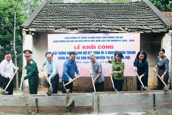 Lãnh đạo thành phố Hà Nội khởi công xây dựng một nhà đại đoàn kết tại xã Vân Hoà, huyện Ba Vì.