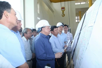 Đồng chí Đinh Tiến Dũng kiểm tra tiến độ thực hiện dự án tiếp nước, cải tạo, khôi phục sông Tích.