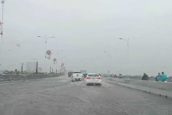 Một số đoạn trên cầu Vĩnh Tuy 2 bị ngập nước sau cơn mưa lớn.
