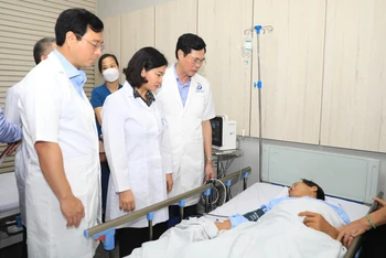 Phó Bí thư Thường trực Thành ủy Hà Nội Nguyễn Thị Tuyến thăm hỏi sức khỏe nạn nhân bị thương vụ cháy tại phường Định Công, quận Hoàng Mai, Hà Nội.