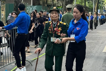 Đoàn viên, thanh niên hỗ trợ người cao tuổi vào viếng Tổng Bí thư Nguyễn Phú Trọng.