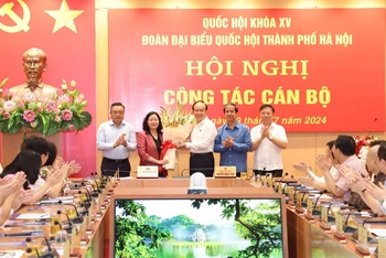 Các đại biểu chúc mừng Trưởng đoàn đại biểu Quốc hội thành phố Hà Nội Bùi Thị Minh Hoài.