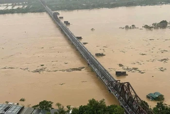 Mực nước sông Hồng lên cao khiến cho cầu Long Biên phải cấm toàn bộ người và phương tiện lưu thông.