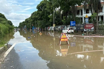 Nước dâng cao khiến cho đường gom Đại lộ Thăng Long bị ngập sâu, các phương tiện không thể di chuyển.