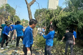 Cán bộ, đoàn viên Ban Duy tu các công trình hạ tầng giao thông tham gia dọn dẹp, tổng vệ sinh môi trường ngày 14/9.