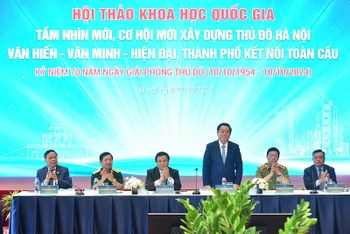 Các đồng chí lãnh đạo chủ trì hội thảo. (Ảnh: THỦY NGUYÊN)