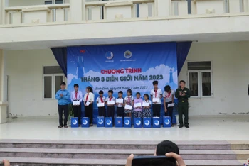 Hình ảnh Chương trình “Tháng ba biên giới” tại xã đảo Nhơn Châu, TP Quy Nhơn, tỉnh Bình Định.