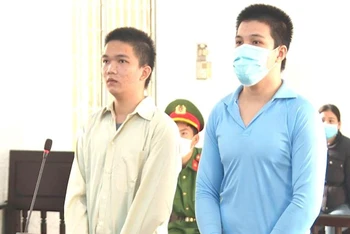 Hai bị cáo Phan Phi Long và Nguyễn Đình Vũ tại phiên tòa.