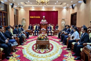 Đoàn công tác Tòa án Nhân dân tối cao Lào thăm và làm việc tại Thành ủy Đà Nẵng.
