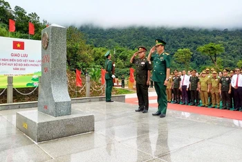Chỉ huy lực lượng bảo vệ biên giới 2 tỉnh Quảng Bình và Khăm Muộn chào cột mốc chủ quyền ở khu vực cửa khẩu quốc tế Cha Lo-Na Phàu.