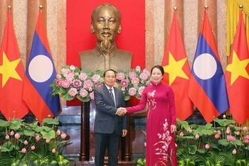 Phó Chủ tịch nước Võ Thị Ánh Xuân và Phó Chủ tịch nước Lào Bounthong Chitmany. (Ảnh: TTXVN)